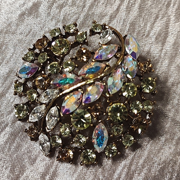 Vintage Jewelry - Clear Aurora Borealis Navette Mint Green Vintage Gold Tone Brooch Canary Topaz